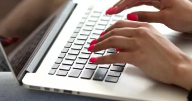 Evde dizüstü bilgisayar kullanan genç bir kadının yakın plan görüntüsü