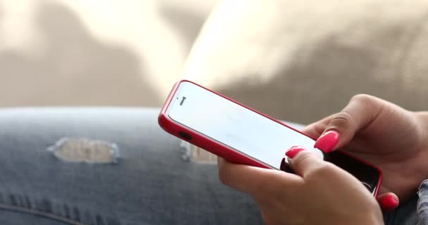 Vista Cerca Mujer Joven Utilizando Teléfono Inteligente Casa — Vídeos de Stock