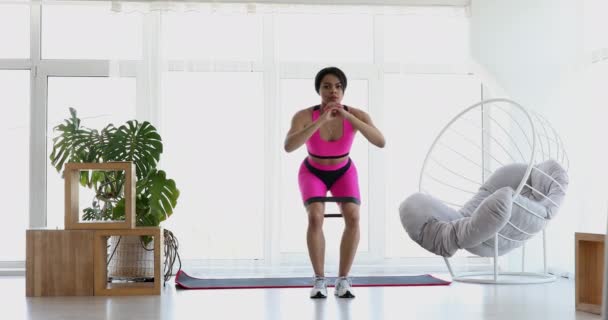 Athletische Afroamerikanerin Bei Übungen Mit Einem Fitness Elastikband Als Teil — Stockvideo