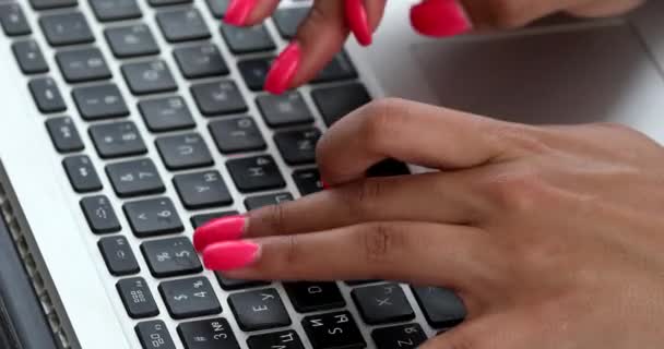 自宅のオフィスやノートパソコンで働く若い女性は — ストック動画