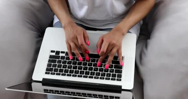 Jovem Mulher Trabalhando Casa Escritório Usando Computador Portátil — Vídeo de Stock