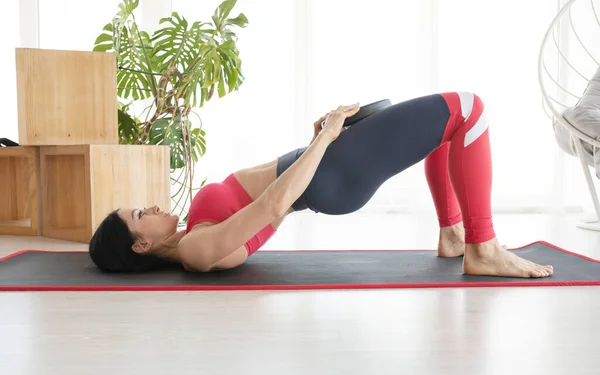 Mujer Atlética Ropa Deportiva Haciendo Ejercicios Casa Concepto Deporte Recreación —  Fotos de Stock