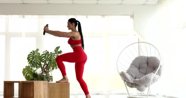 Mujer Joven Haciendo Ejercicio Casa Deportiva Morena Haciendo Entrenamiento Fitness — Vídeos de Stock