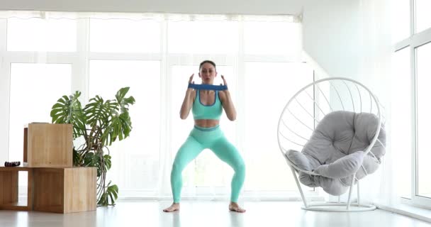Жінка Займається Фізичними Вправами Вдома Жінка Робить Стрибки — стокове відео