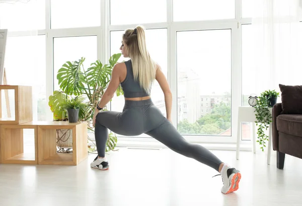 Mujer Atlética Ropa Deportiva Haciendo Ejercicios Estiramiento Físico Casa Sala —  Fotos de Stock