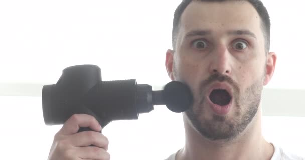 Смішне Управління Масажем Обличчя Масажним Пістолетом — стокове відео