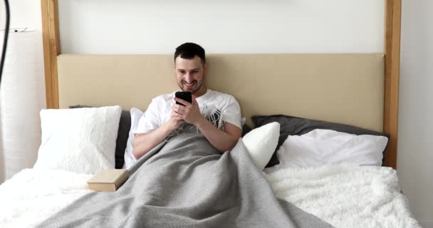 Hombre Usando Teléfono Cama Buenos Días Casa Hombre Sonriente Usando — Vídeos de Stock