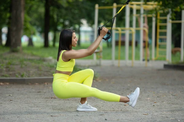 Zwarte Vrouw Doet Oefeningen Met Fitness Riemen Speelplaats Fitness Straat — Stockfoto