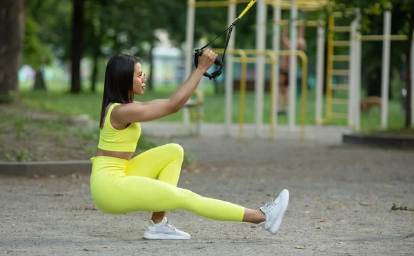 非洲裔美国妇女在操场上用健身带做运动 街上的健康 运动服促进健康 — 图库照片