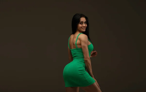 Sexy Jovem Morena Mulher Vestido Verde Sorrindo Para Câmera Fundo — Fotografia de Stock