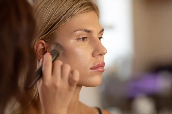 Make Artist Applying Makeup Young Woman Face — Stock Photo, Image