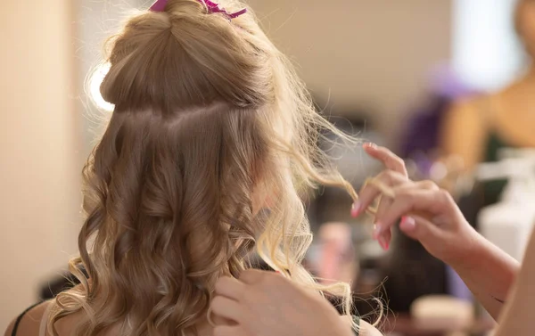 Tiro Cortado Cabeleireiro Fazendo Penteado Para Menina Com Produtos Cuidados — Fotografia de Stock