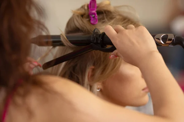 Tiro Cortado Cabeleireiro Fazendo Penteado Para Menina Com Produtos Cuidados — Fotografia de Stock