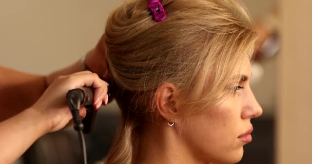 Peluquero Maestro Haciendo Peinado Chica Con Productos Para Cuidado Del — Vídeos de Stock