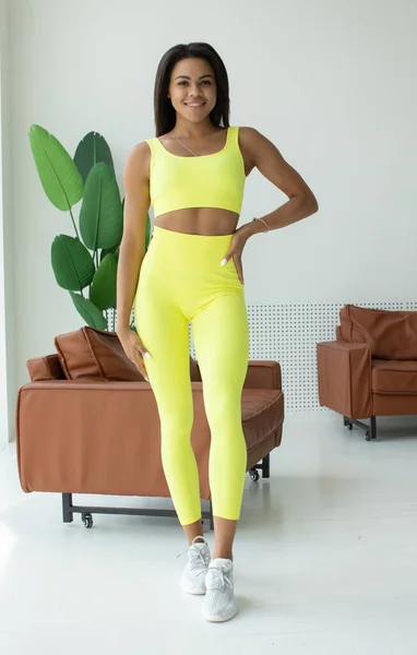 Mooie Afrikaanse Amerikaanse Vrouw Poseren Gele Sportkleding — Stockfoto
