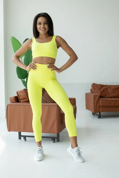 Atlético Jovem Afro Americano Mulher Posando Sportswear Amarelo — Fotografia de Stock