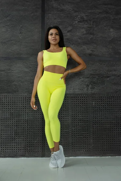 Full Length View Fit Jovem Afro Americana Posando Sportswear Amarelo — Fotografia de Stock