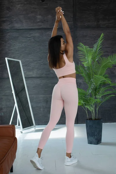 Back View Fit Jovem Afro Americana Posando Sportswear Rosa — Fotografia de Stock