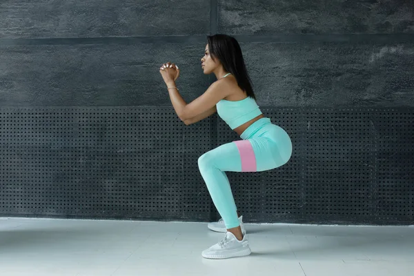 Fit Black Woman Sportswear Exercising Resistance Loop Band — 스톡 사진