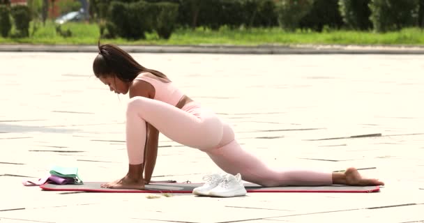 Jonge Mooie Afro Amerikaanse Vrouw Doen Warming Stretching Oefeningen Buiten — Stockvideo