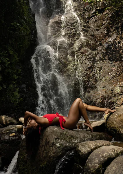 Schöne Schwarze Schlanke Sexy Fitness Model Posiert Vor Dem Wasserfall — Stockfoto