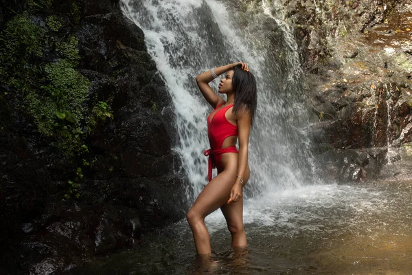 Attraktive Schlanke Sexy Junge Frau Posiert Sommer Roter Bikini Badebekleidung — Stockfoto