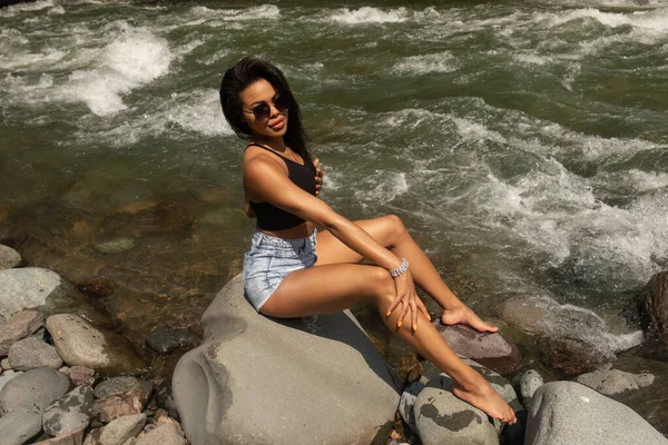 Genç Zenci Kadın Turist Nehirde Dinleniyor — Stok fotoğraf