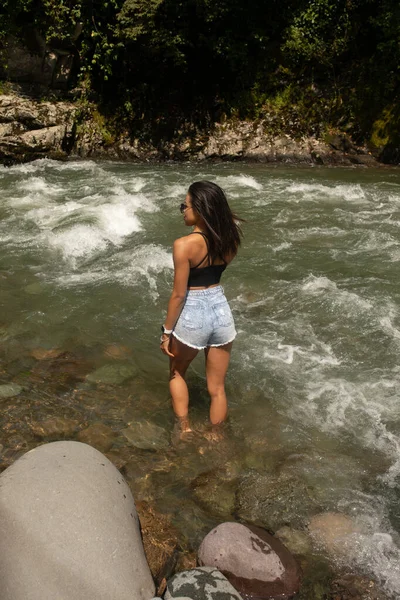 Attractive Young African American Woman Tourist Relaxing Mountain River — Stock Photo, Image