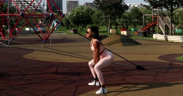 Африканский Американец Молодая Фитнес Женщина Спортивной Площадке Тренировки Упругой Лентой — стоковое видео