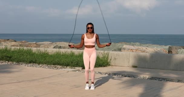 Afro Amerikaanse Vrouw Sportkleding Die Traint Promenade Aan Zee Fitness — Stockvideo