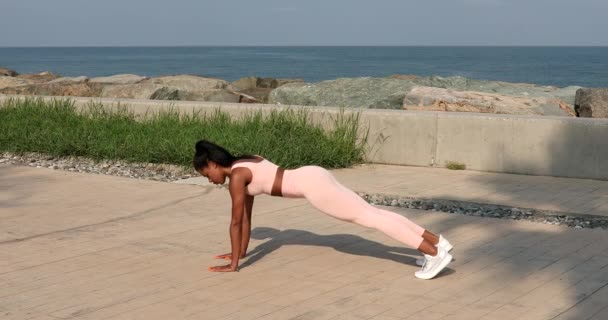 Afroamerykanka Stroju Sportowym Ćwicząca Promenadzie Nad Morzem Fitness Zdrowy Styl — Wideo stockowe