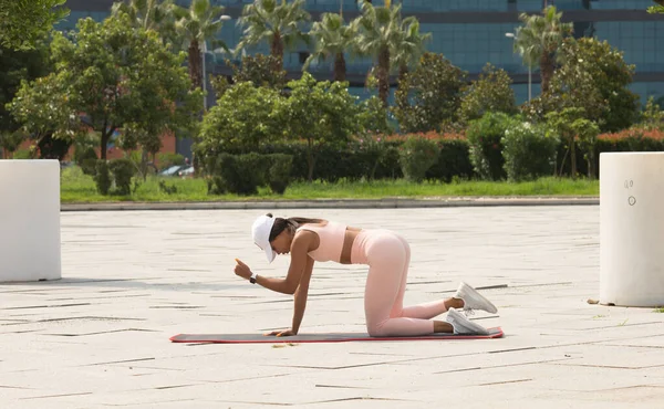 Giovane Donna Afro Americana Forma Facendo Esercizi Riscaldamento Stretching All — Foto Stock