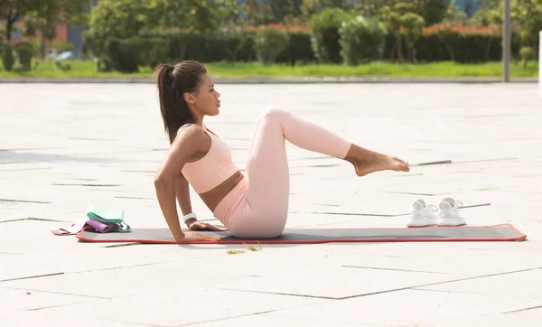 Giovane Bella Donna Afroamericana Che Riscaldamento Stretching Esercizi All Aperto — Foto Stock