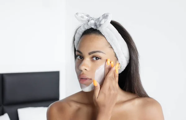 Spa Beauty Treatment Woman Applying Facial Clay Mask Spa Salon — Stock Photo, Image