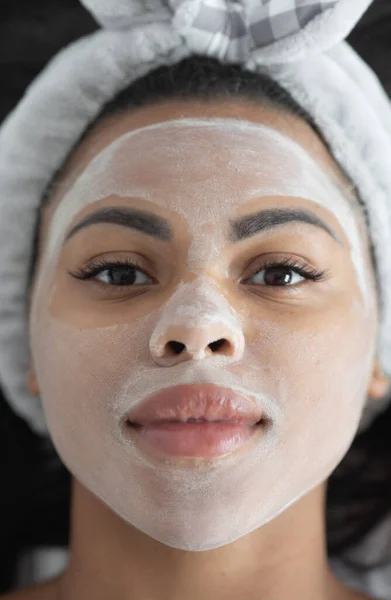 Atractiva Joven Mujer Que Aplica Mascarilla Arcilla Facial Salón Spa — Foto de Stock