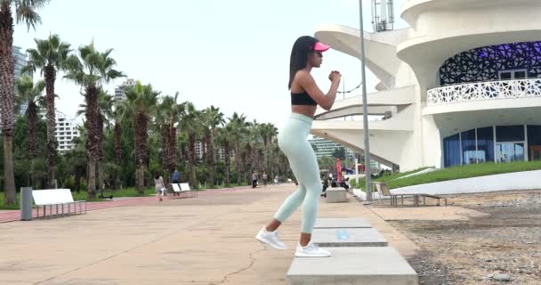 Güzel Formda Afro Amerikan Kadın Spor Giyim Eğitimi Alıyor — Stok video