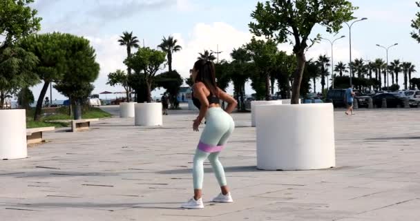 Trening Fitness Taśmą Oporową Młoda Dopasowana Kobieta Wykonująca Ćwiczenia Gumowym — Wideo stockowe