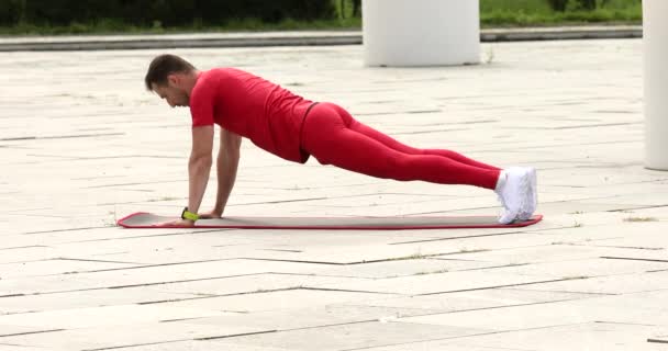 Fiatal Fitness Férfi Csinál Push Gyakorlat Szabadban — Stock videók