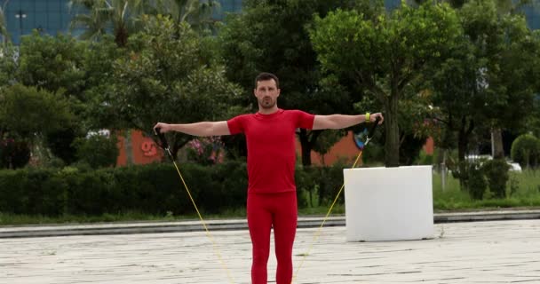 Giovane Fitness Uomo Caucasico Facendo Esercizio Con Elastico All Aperto — Video Stock