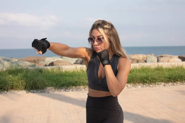 Fit Mladá Žena Bojovník Sportovním Oblečení Box Venku — Stock fotografie