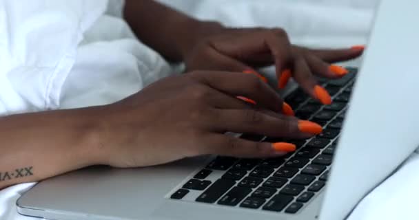 Close Vista Jovem Mulher Usando Computador Portátil Cama — Vídeo de Stock