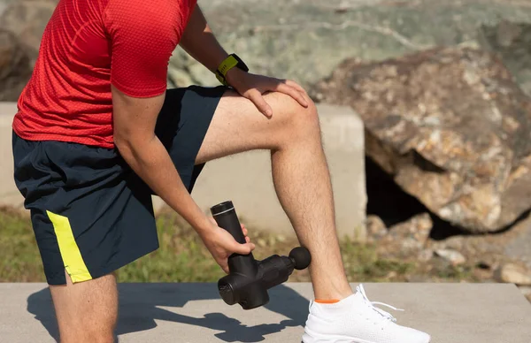 Vücut masajı yaparken egzersiz sonrası masaj perküsyon cihazıyla kesilmiş bir fotoğraf..