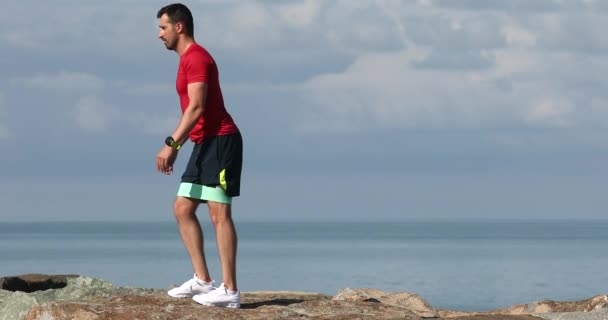 Giovane Fitness Uomo Caucasico Facendo Esercizio Con Elastico Sulla Costa — Video Stock