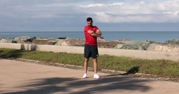 Atlético Joven Guapo Ropa Deportiva Calentamiento Antes Del Entrenamiento Costa — Vídeos de Stock