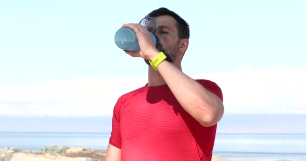 运动健美的年轻人在户外运动后喝水 — 图库视频影像