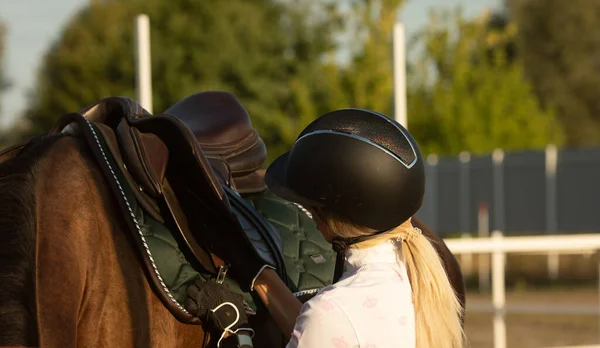 Dziewczyna Przygotowująca Się Jazdy Konnej Instruktorka Dbająca Konia — Zdjęcie stockowe