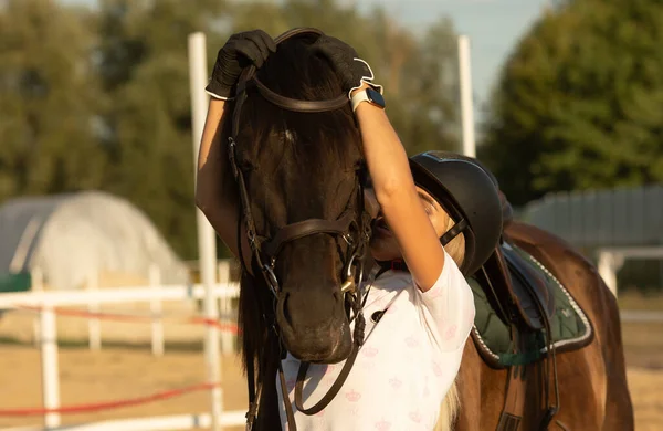 Young Woman Preparing Become Riding Instructor Taking Care Horse — Stock Photo, Image