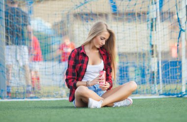 Stadyum, spor kız, yaz, fitness Bayan Kent Sokak, sağlık yaşam tarzı kavramı, yumuşak odak, serisi kız gülümseyerek mutlu genç kadın.