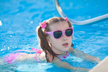 Yüzme havuzunda mutlu bir çocuk. yaz tatil kavramı