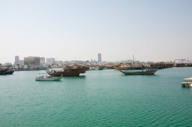 Limandaki geleneksel dhow tekneleri Katar 'daki Doha Corniche boyunca